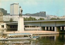 CPM Paris La Seine au Pont de Grenelle La Statue de la Liberte Bartoldi Sculpteur 