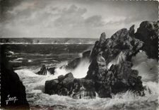 CPM La Bretagne Pointe du Raz Finistere Le Maine couche au fond la baie des Trepasses 