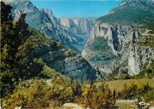 CPM Les Gorges du Verdon La Corniche Sublime vue sur les balcons 