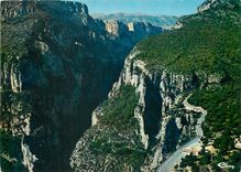 CPM Gorges du Verdon Le balcon de la Mescia et l'auberge Vue aerienne 