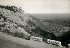 CPM Gourdon Le village sur son rocher Au fond la plaine d'Antibes 