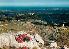 CPM Gourdon La Sarrasine Vue sur Antibes et la Mediterranee 