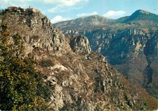 CPM Gourdon Le pittoresque Village perche au sommet de la montagne 