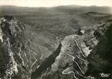 CPM Gourdon AM Curieux Village Sarrazin 