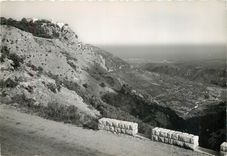CPM Gourdon Le village sur son rocher Au fond la plaine d'Antibes 