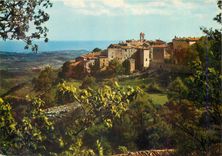 CPM Gourdon Le pittoresque village perche au sommet de la montagne au fond la mer 