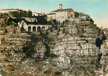CPM Gourdon Le pittoresque Village perche au sommet de la montagne 