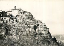 CPM Gourdon AM Le pittoresque Village perche au Sommet de la Montagne 