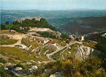 CPM Gourdon La Sarrazine Alpes Maritimes Vue generale et la Mediterranee 