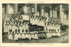 Africa-Africa Uganda Nouveaux baptize joined together with the feet of Statue of the Virgin - CPA