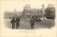 Paris CPA Le Louvre Cour interieure