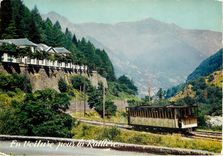 CPM Les Pyrenees Cauterets Le petit train Cauterets La Railliere a son passage devant les Thermes