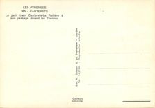 CPM Les Pyrenees Cauterets Le petit train Cauterets La Railliere a son passage devant les Thermes