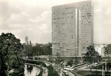 CPM Dusseldorf Am Rhein  Blick zum Hifgarten mit Hochstrasse und Tyssenhaus