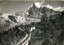 CPM Massif du Mont Blanc Le chemin de fer a cremaillere et l'hotel du Montenvers dans le fond l'aigu