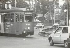 CPM Gros plan sur le Mongy Tramway articule Duwag 377 coupant l'avenue Jean Jaures a Roubaix