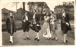 CPA Real photo Jeanne DElporte Leone Haffemayer Lucienne Stevenard Denis Nou Nat Ida Aubard Let us embrace Folleville