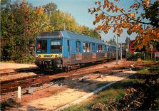 CPM L'arrivee du Train de Paris un dimanche d'Automne