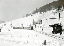 CPM Train pour Montreux a la halte des Combes 21.2.1965
