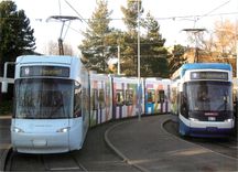 CPM Das universistats tram Cobra Sondertram der VBZ an der Endhaltestelle hirzenbach trifft es auf e