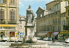 CPM Aix en Provence Statue du Roy sur le cours Mirabeau 