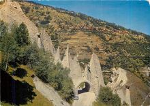 CPM Val d'Herens Valais pyramides d'Euseigne et village d'Heremence 