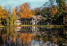 CPM Versailles Le Hameau de la Reine Marie-Antoinette en Automne