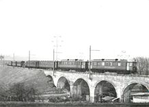 CPM Train de skieurs en double-traction sur le pont de l'Asse Mars 1964