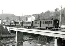 CPM Mittagsabonnentenzug bunt gemischt: SITB CFE 2/4 83 mit Wagen verschiedener Bauarten um 1950