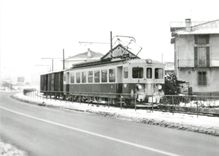 CPM Winterlicher Gueterzug entlang der 1961 erstellten Umfahrungstrasse bei Biasca