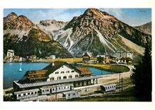 CPM Chur-Arosa Bahn: Endstation Arosa um 1920 mit verschiedenen Fahrzeugen darunter rechts ein Perso