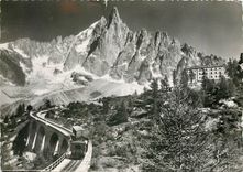 CPM CHAMONIX (Hte-Savoie) - L'Aiguille du Dru et l'hôtel du Montenvers