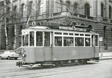 CPM Be 2/2 1259 (SIG/MFO 1919) erster Quersitztyp der VBZ vor der Hochschule um 1960