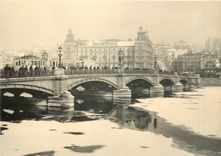 CPM Hochbetrieb auf der alten schmalen doch reich verzierten Quaibrucke an der Zuriseegfrorni