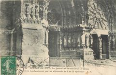 CPA Guerre de 1914 Les portails de la cathedrale de Reims apres le bombardement par les allemands du