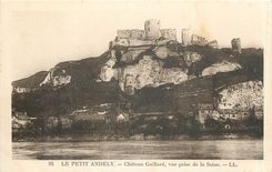 CPA Le Petit Andely Chateau Gaillard vue prise de la Seine 