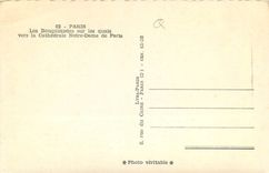 CPM Paris Les Bouquinistes sur le quais vers la Cathedrale Notre Dame de Paris 