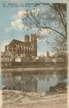CPA Mantes La Cathedrale vue sur les bords de la Seine 