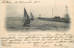 CPA Le Havre L'Entree du Port au Moment de la Maree Bateau de peche