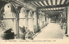 CPA Beauvais L'Ancien Musee Galerie du Cloitre 