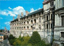 CPM Blois Loir et Cher L'Aile Francois 1er du Chateau Au fond a gauche la cathedrale Saint Louis 