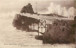 CPA Biarritz Vague au Rocher de la Vierge 