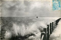 CPM Luc-Sur-Mer (Calvados) Effet de vague sur la digue