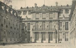 CPA Versailles Le Palais La Cour de Marbre 