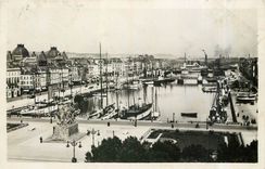 CPA Le Havre La Place Gambetta et le Bassin du Commerce Bateaux