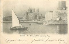 CPA Marseille Bateau de Peche rentrant au Port Bateau Phare