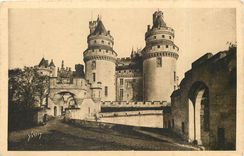 CPA Chateau de Pierrefonds Oise L'Entree du Chateau et Tours Charlemagne 