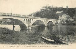 CPA Le Petit Andely Le Pont des Andelys et les Ruines du Chateau Gaillard Peche Pecheur