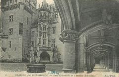 CPA Chateau de Pierrefonds Une Colonnade et l'Escalier d'Honneur 