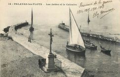 CPA Palavas les Flots Les Jetees et le Calvaire Bateaux